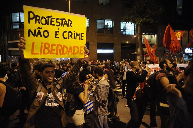 Criminalização de protestos tem sido grande preocupação de movimentos populares. Na foto, militante reivindica liberdade de expressão / Tomaz Silva/Agência Brasil